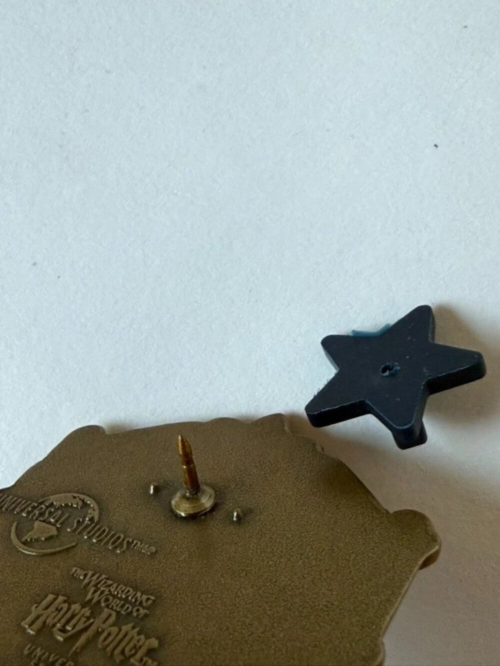 Head Girl Red Harry Potter Prefect Pin Universal Studios Gryffindor Badge Gold - Picture 8 of 8
